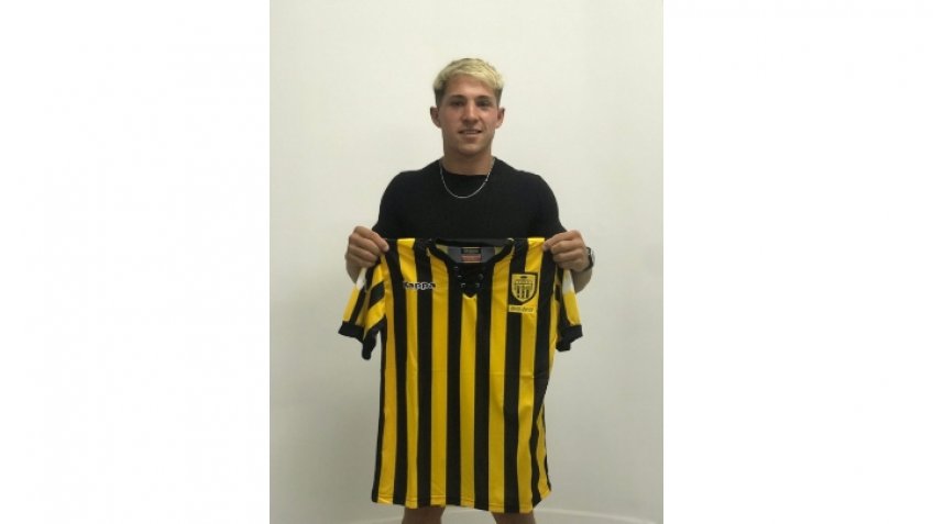 Seis juveniles firmaron su primer contrato con Santamarina